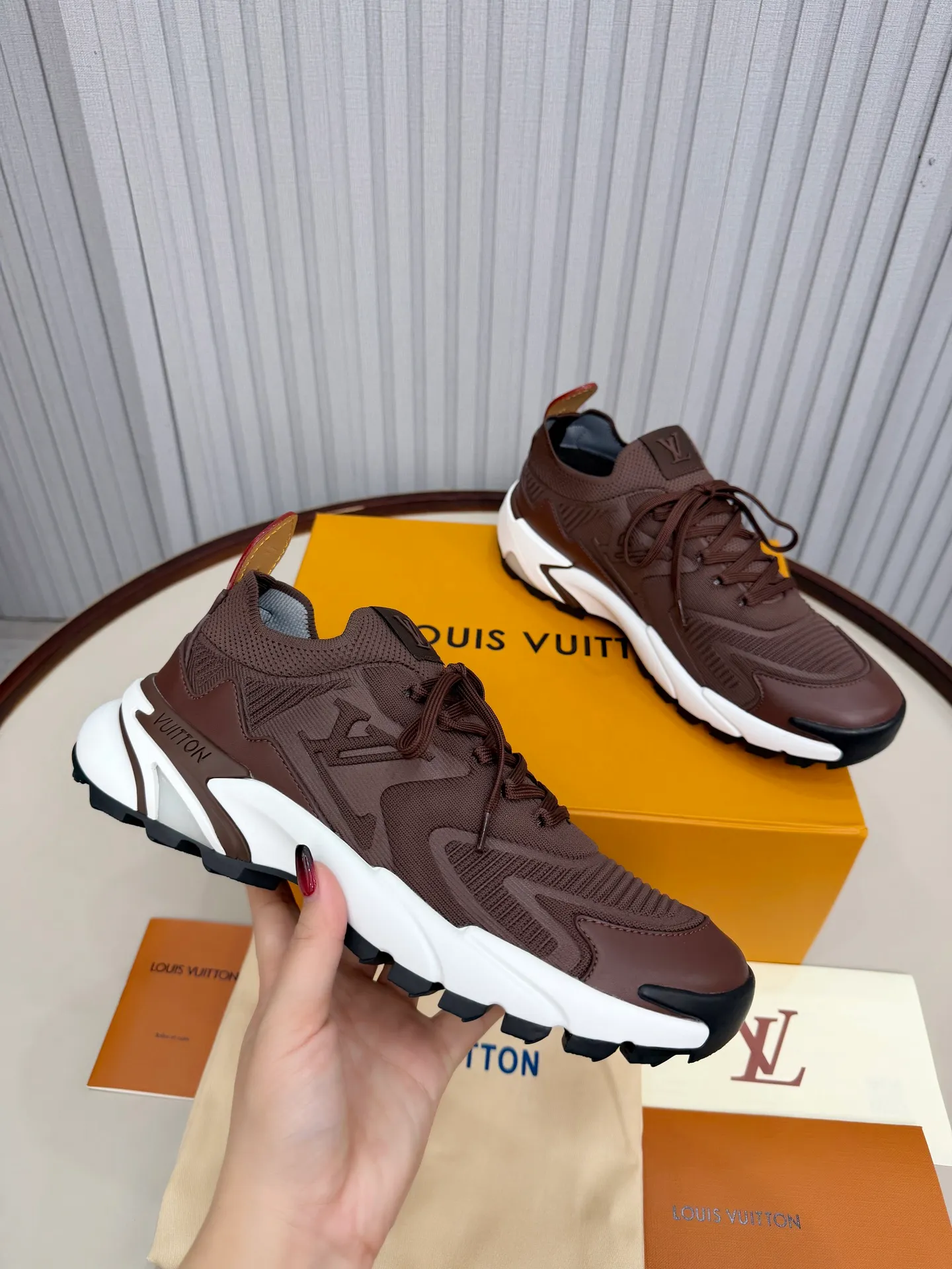 Men's men's shoes P640! Top version LV Louis Vuitton L Jialu brand Runner Tatic series thick-soled casual sports shoes running shoes original purchase development and production This LV Runner Tatic sports shoe combines fly woven fabric material to interpret the inspiration of traditional mountaineering shoes. The LV letters are written on one side, the Louis Vuitton logo, and the light and wear-resistant rubber outsole complete the whole package. The delivery counter is exquisitely packaged🛍📦 ▪️Fabrics: Original imported custom fly-knit fabric ▪️Inner lining: Original custom-made breathable mesh ▪️Sole: Original molded anti-slip rubber combination material ▪️Sole thickness: 4CM ▪️Size: Men's 39-45